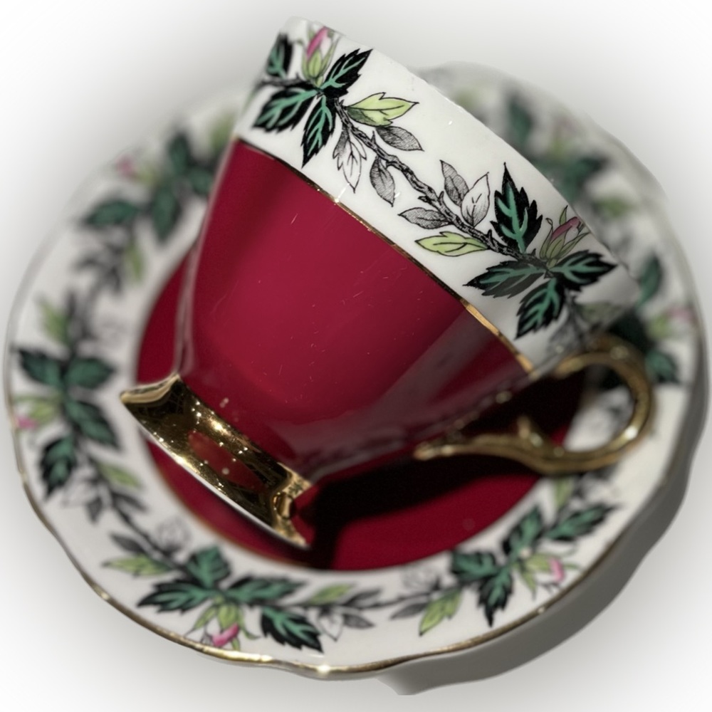 🎈2/$30 - WINDSOR TEACUP & SAUCER. Bone china. Red, flowers & gold rim. England.